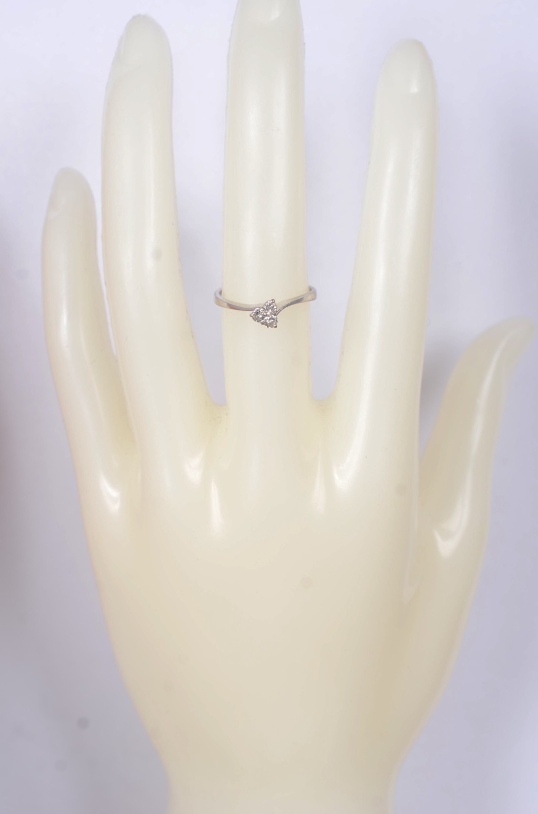 Anel de ouro branco 18 k., com 3 brilhantes, aro 15. (Por motivos de... - foto 6 de 7