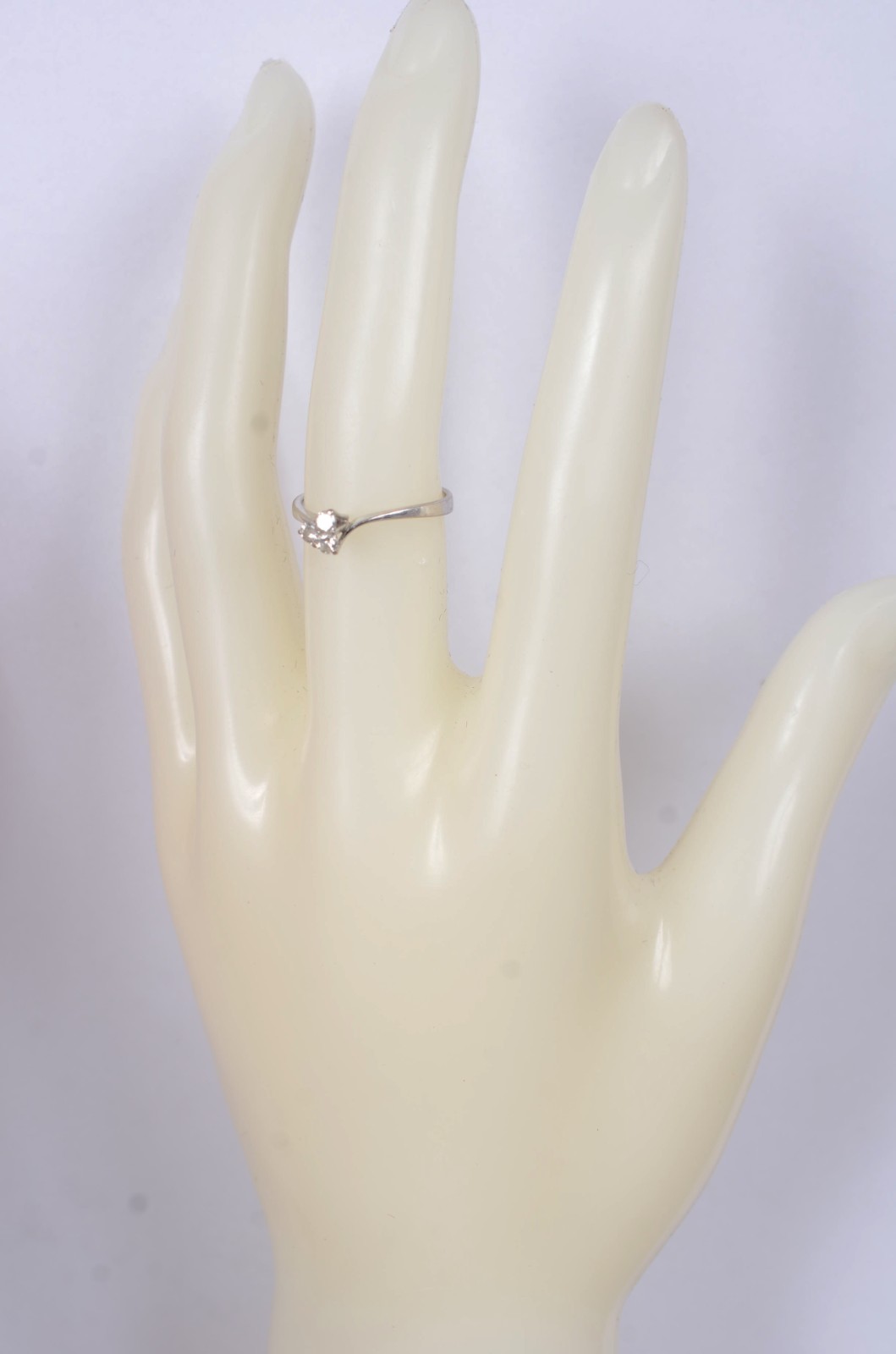Anel de ouro branco 18 k., com 3 brilhantes, aro 15. (Por motivos de... - foto 7 de 7