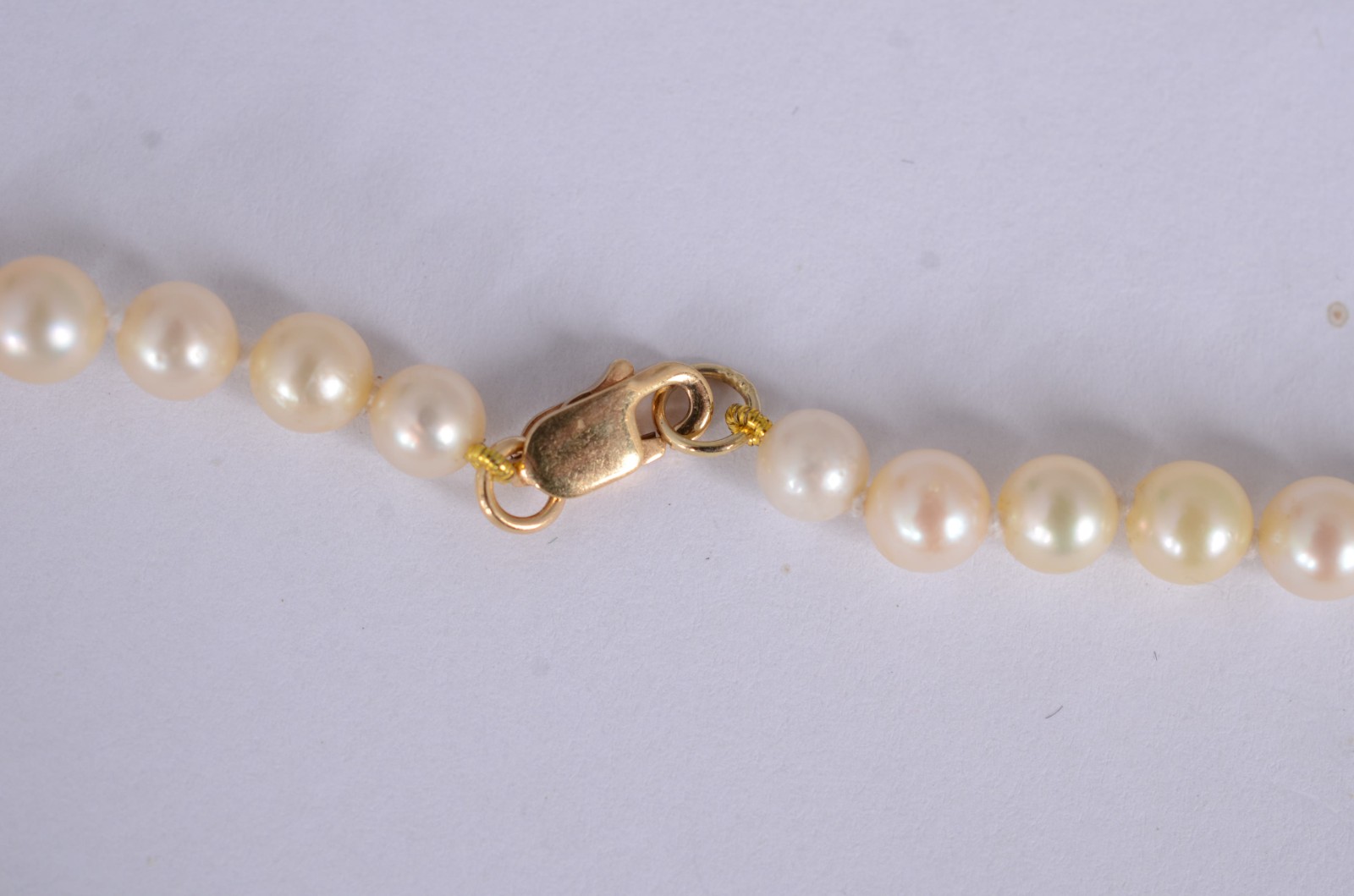 Colar de pérolas com fecho de ouro 18 k. (Por motivos de segurança a... - foto 3 de 3