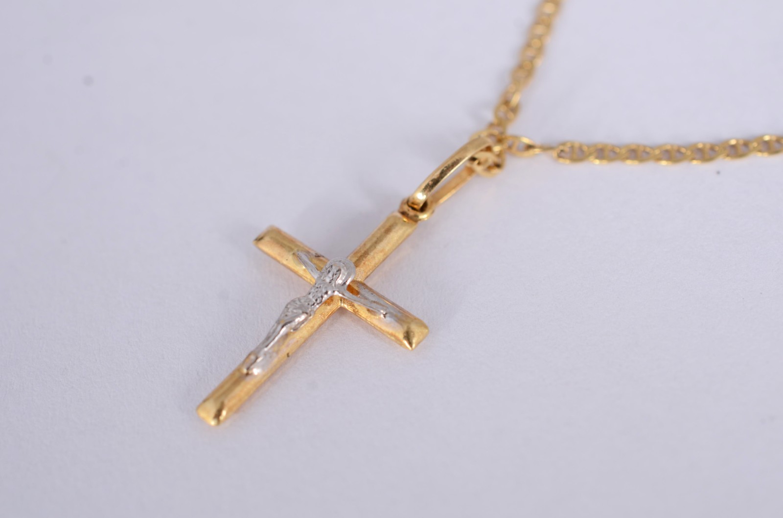 Colar de ouro amarelo 18 k., contraste 750mls com crucifixo. (Por... - foto 1 de 5