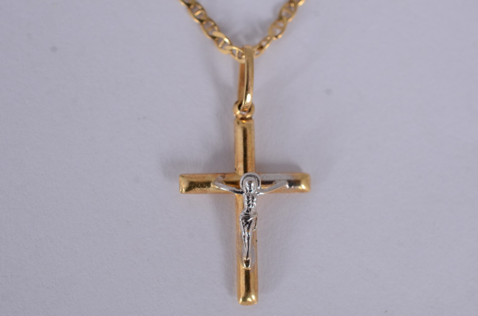 Colar de ouro amarelo 18 k., contraste 750mls com crucifixo. (Por... - foto 2 de 5
