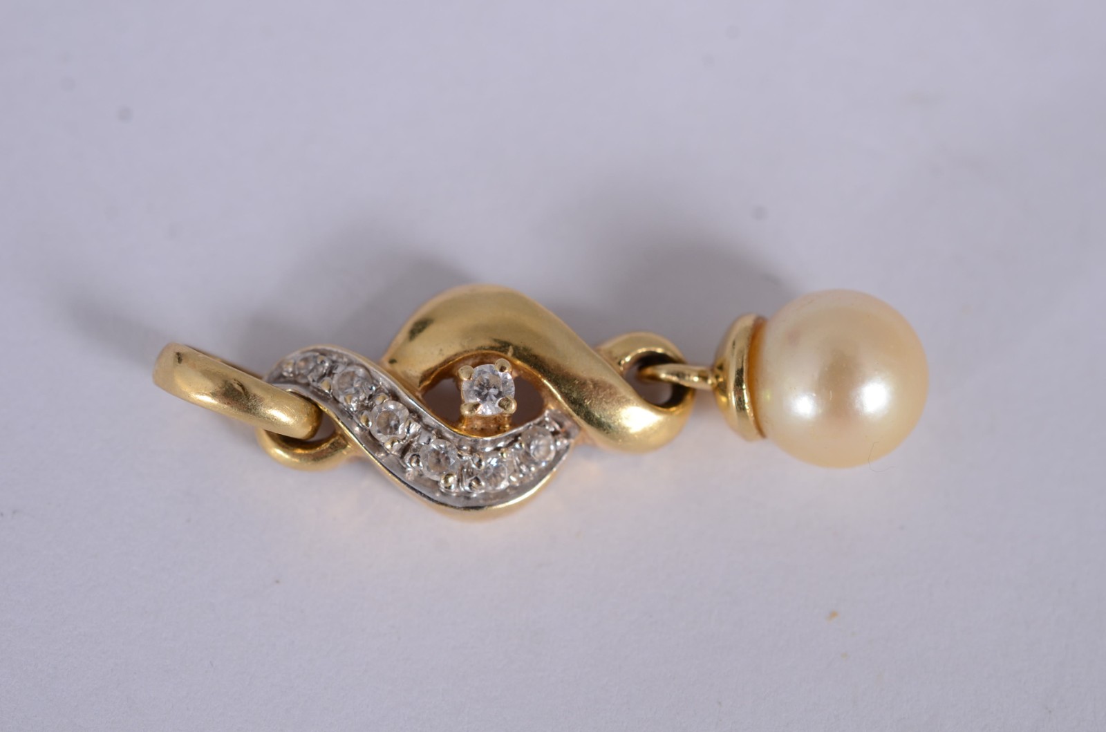 Pingente de ouro amarelo 18 k., contraste 750mls com brilhantes e... - foto 1 de 4