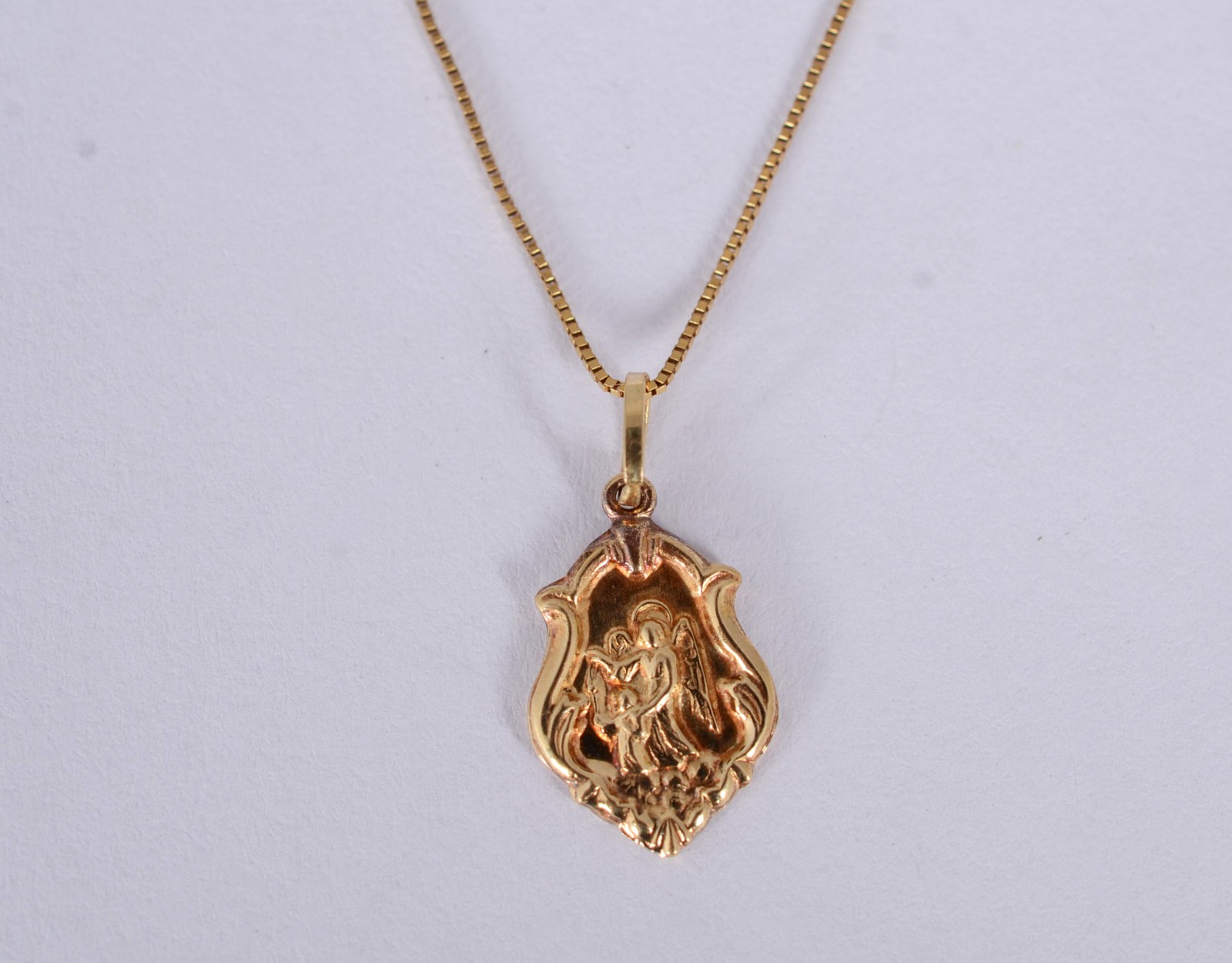 Colar de ouro amarelo 18k. Contraste 750mls com pingente feitio... - foto 2 de 6