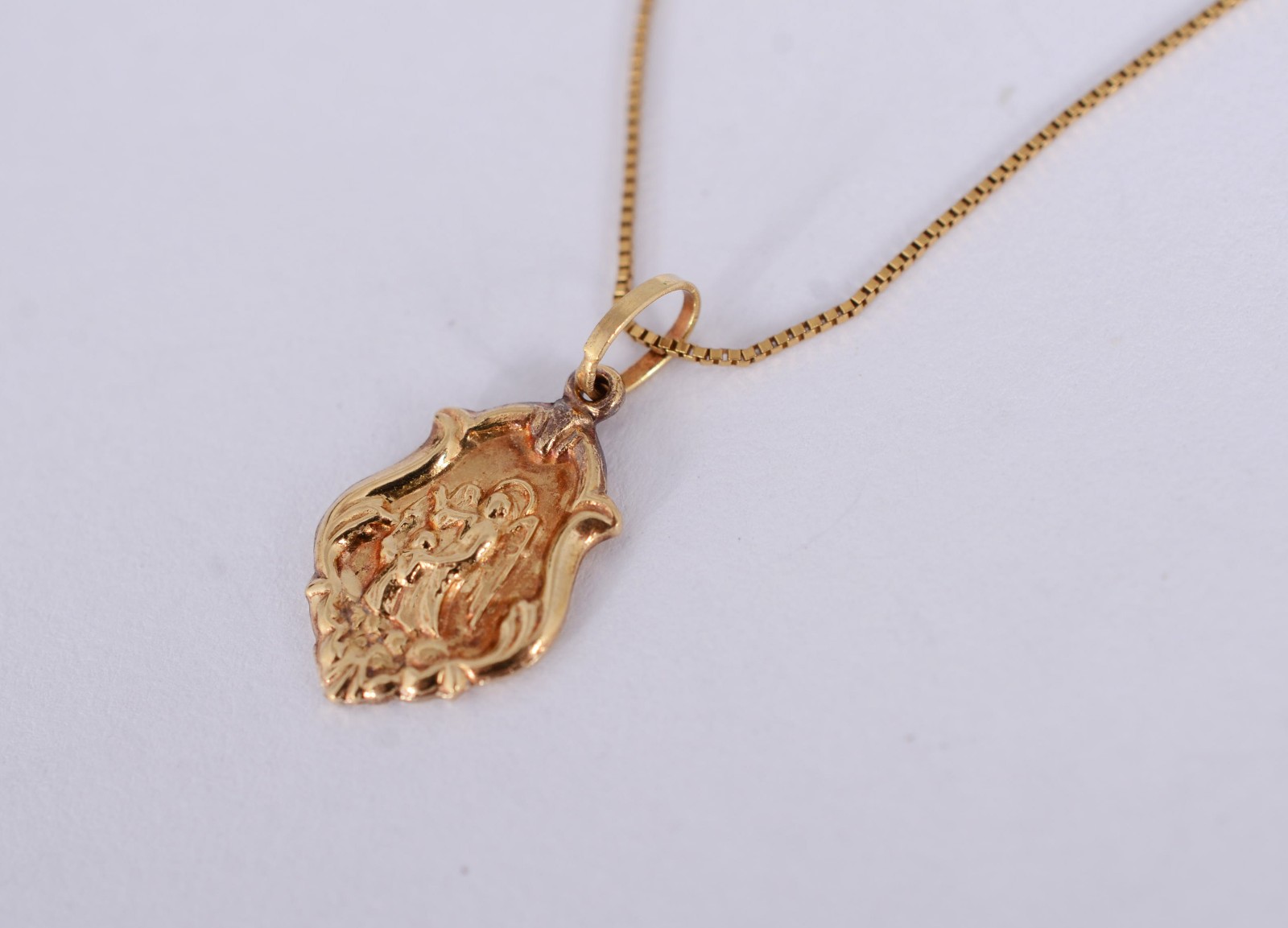 Colar de ouro amarelo 18k. Contraste 750mls com pingente feitio... - foto 1 de 6