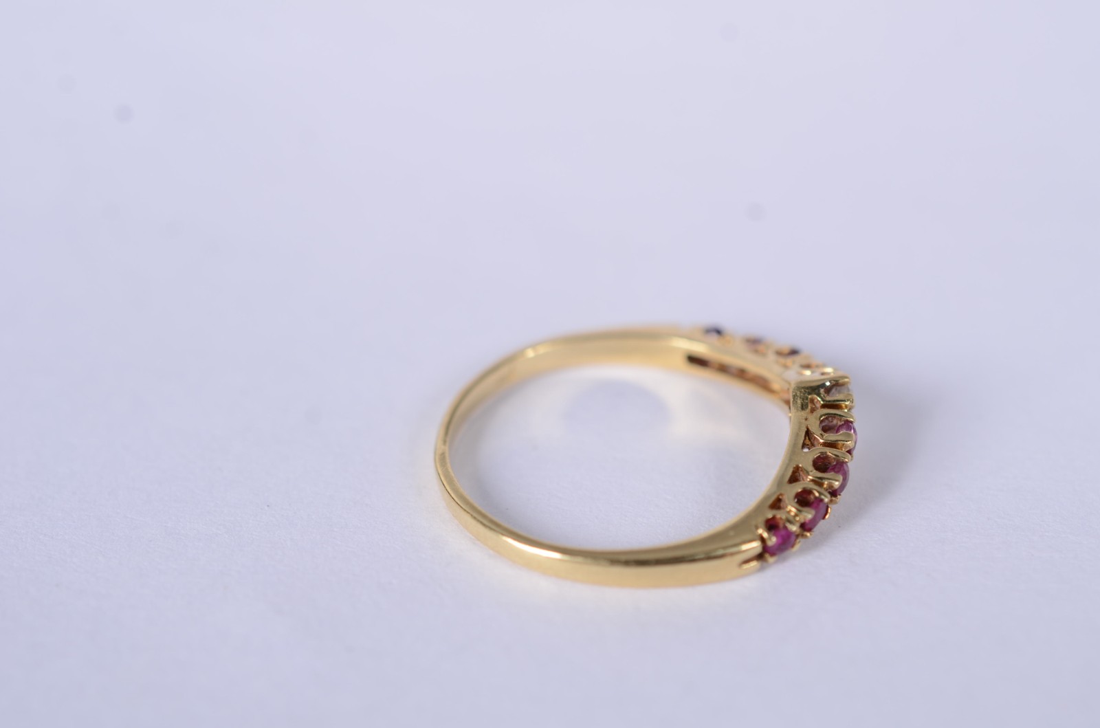 Anel de ouro 18 k., contraste 750 com rubilitas e brilhante central... - foto 4 de 7