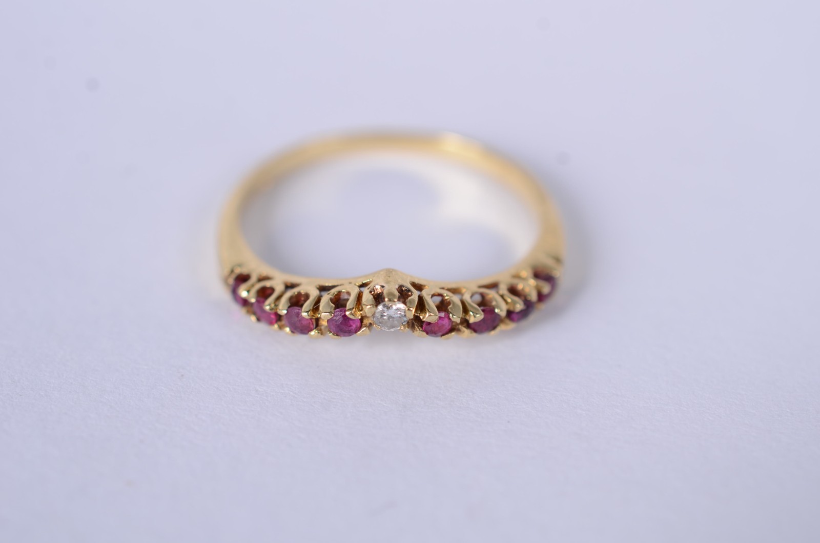 Anel de ouro 18 k., contraste 750 com rubilitas e brilhante central... - foto 2 de 7