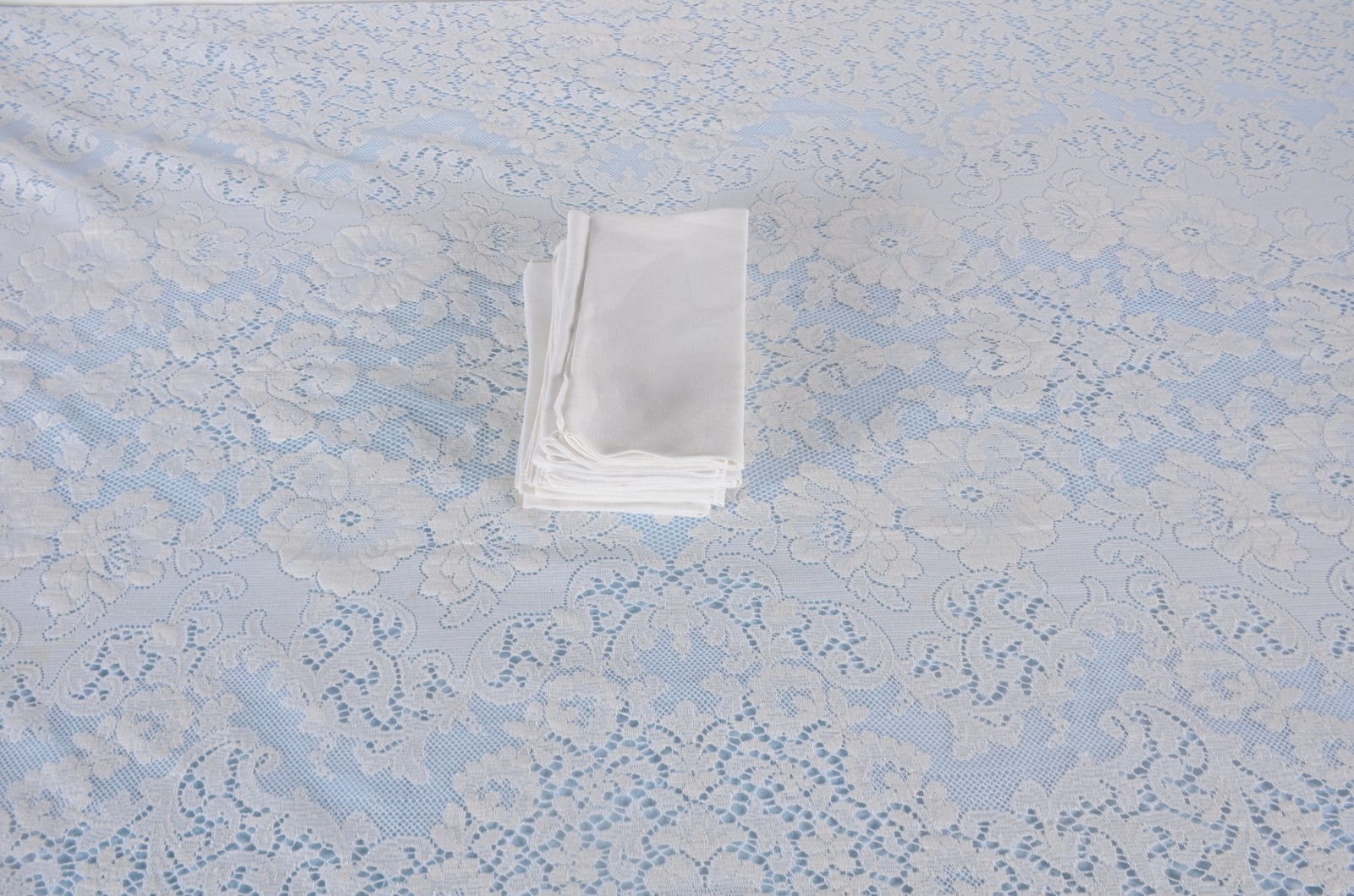 Toalha de mesa bordada com vazados acompanha forro azul e 10... - foto 10 de 10