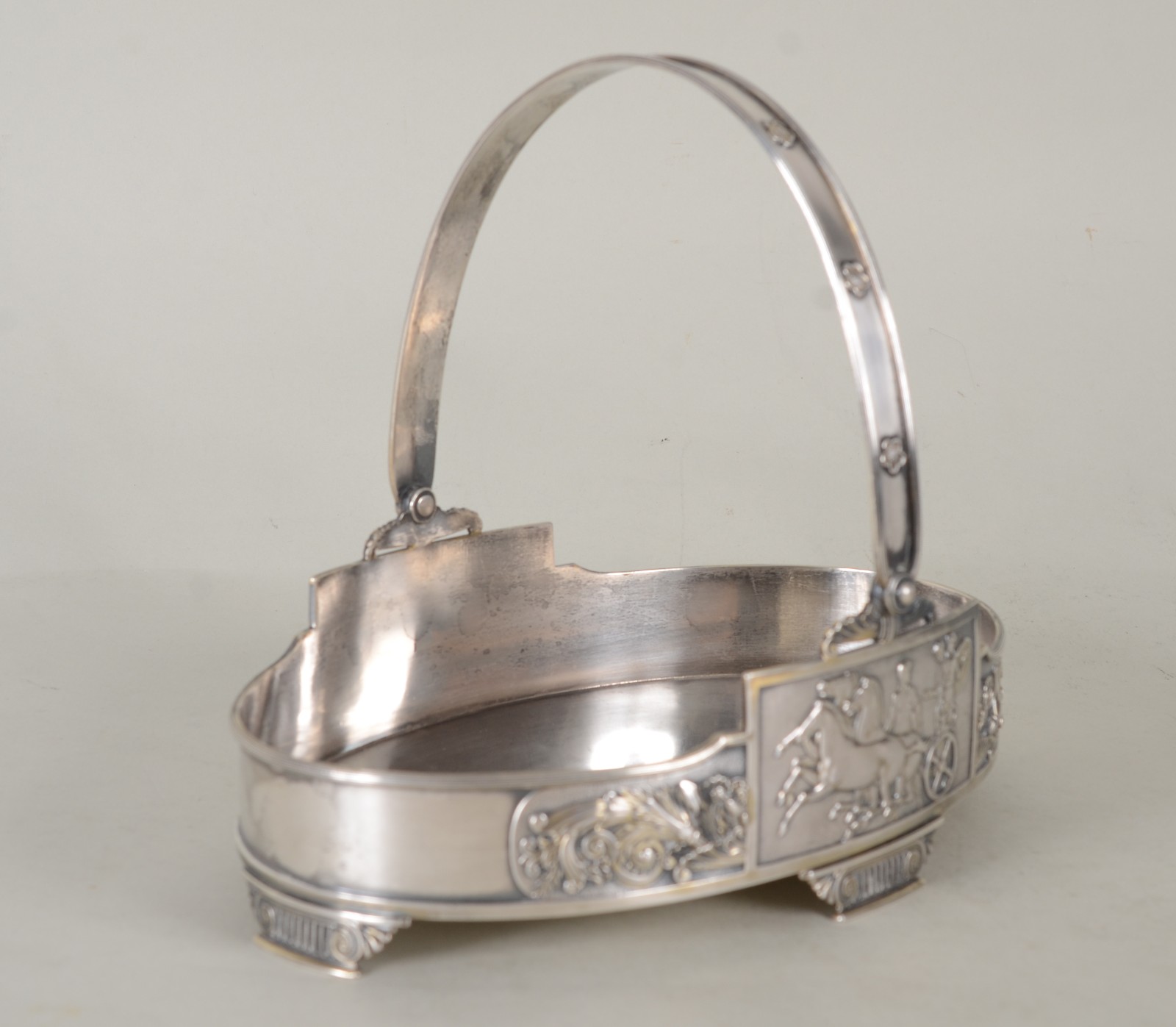 Cesta com alça de prata Sterling contrastada, lateral decorada com... - foto 1 de 9