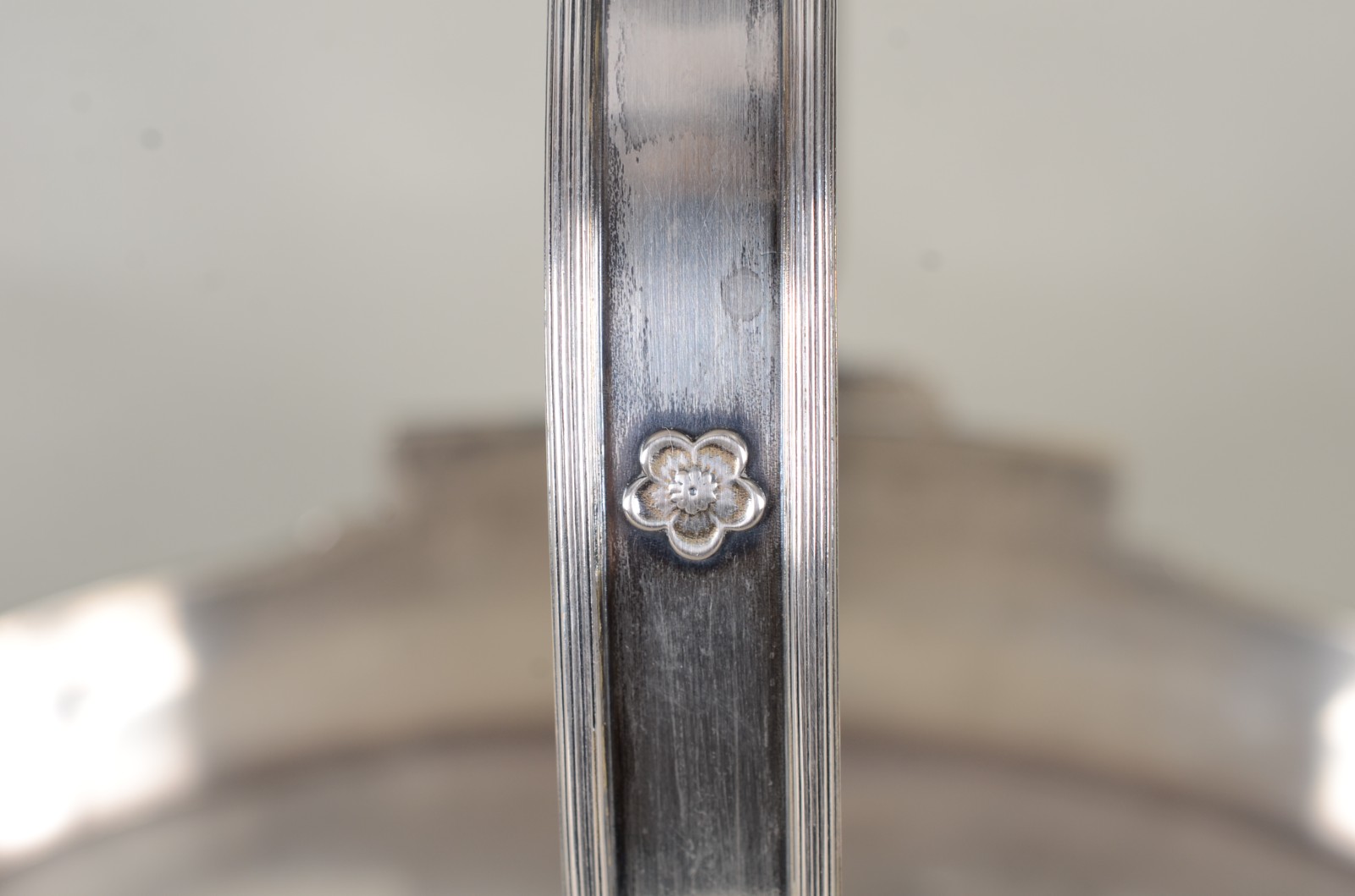 Cesta com alça de prata Sterling contrastada, lateral decorada com... - foto 7 de 9