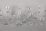 Vinte e três copos diversos em demi cristal, co... - Vinte e três copos diversos em demi cristal, collection Royal, composto de: 2 para cerveja; decanteur, copo para suco, 2 para coquetel; 2 para D...