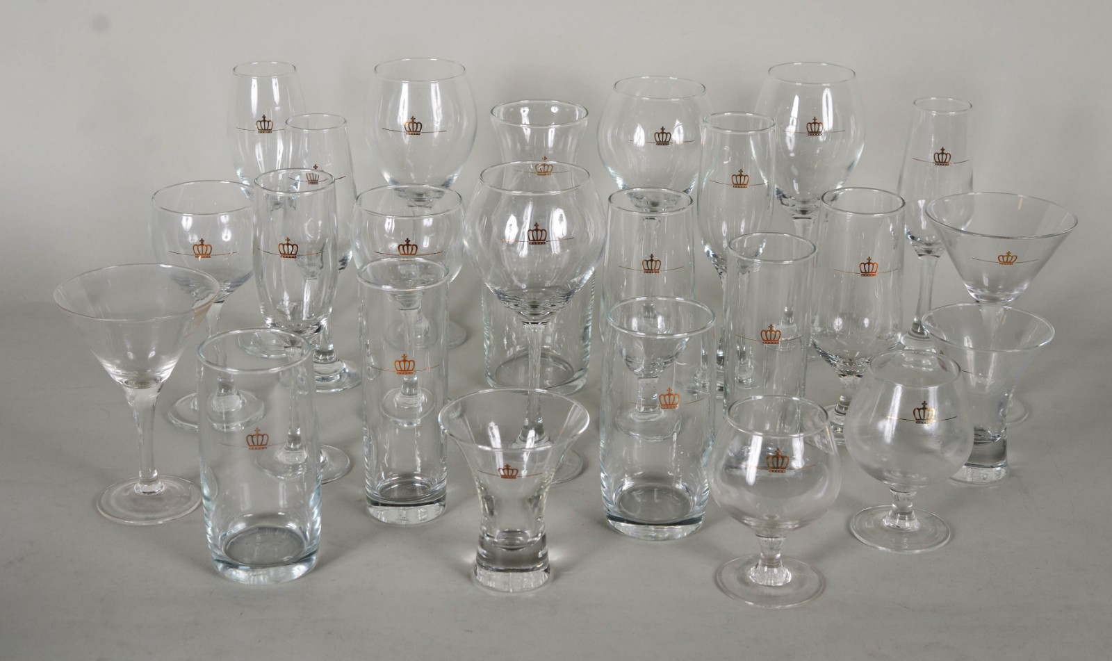 Vinte e três copos diversos em demi cristal, collection Royal... - foto 1 de 8