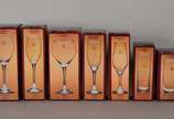 Vinte e três copos diversos em demi cristal, co... - Vinte e três copos diversos em demi cristal, collection Royal, composto de: 2 para cerveja; decanteur, copo para suco, 2 para coquetel; 2 para D...