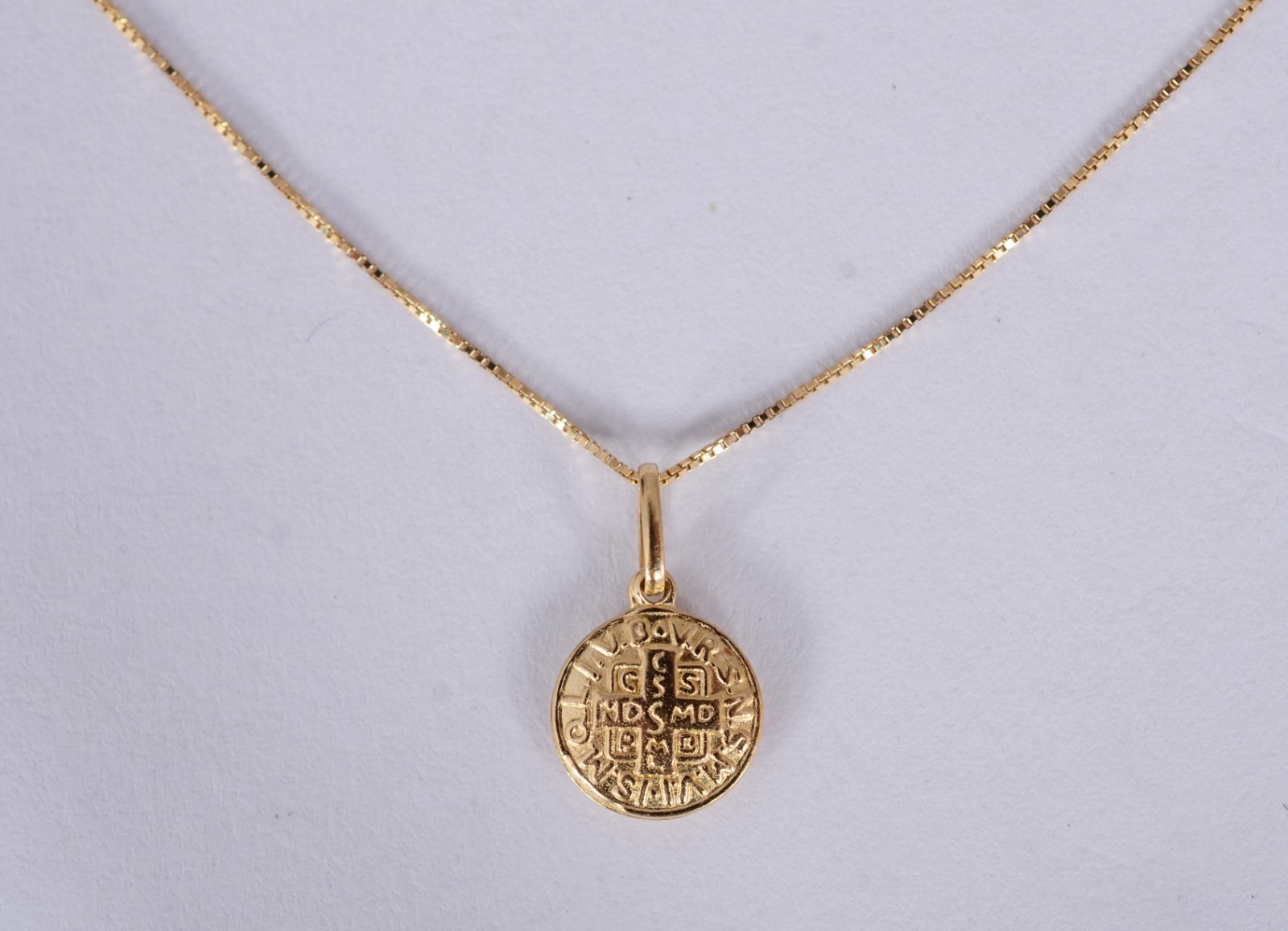 Colar de ouro amarelo 18k. Contraste 750mls com pingente sacro. (Por... - foto 2 de 5