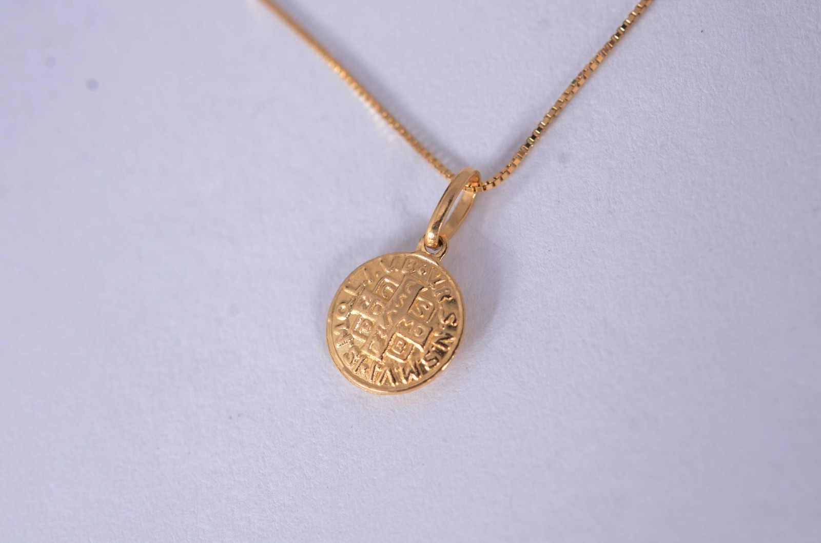 Colar de ouro amarelo 18k. Contraste 750mls com pingente sacro. (Por... - foto 1 de 5