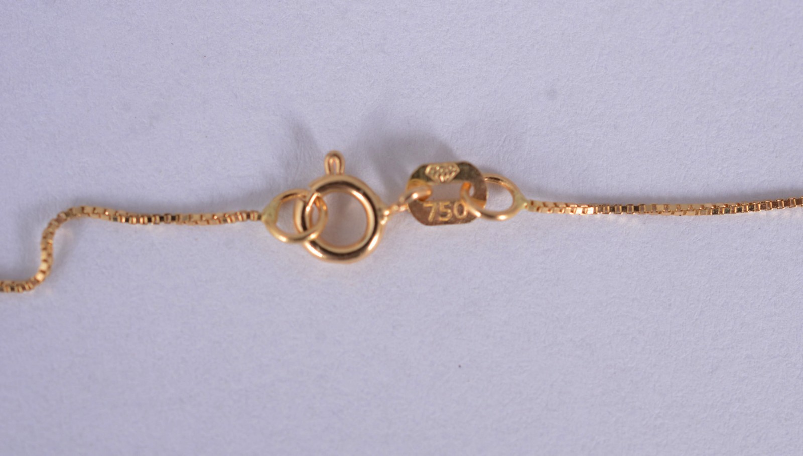 Colar de ouro amarelo 18k. Contraste 750mls com pingente sacro. (Por... - foto 4 de 5