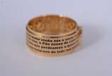 Anel de ouro amarelo 18 k., contraste 750mls co... - Anel de ouro amarelo 18 k., contraste 750mls com descrições ( Pai nosso)  e crucifixo com mini brilhante, aro 12. (Por motivos de segurança a pe...