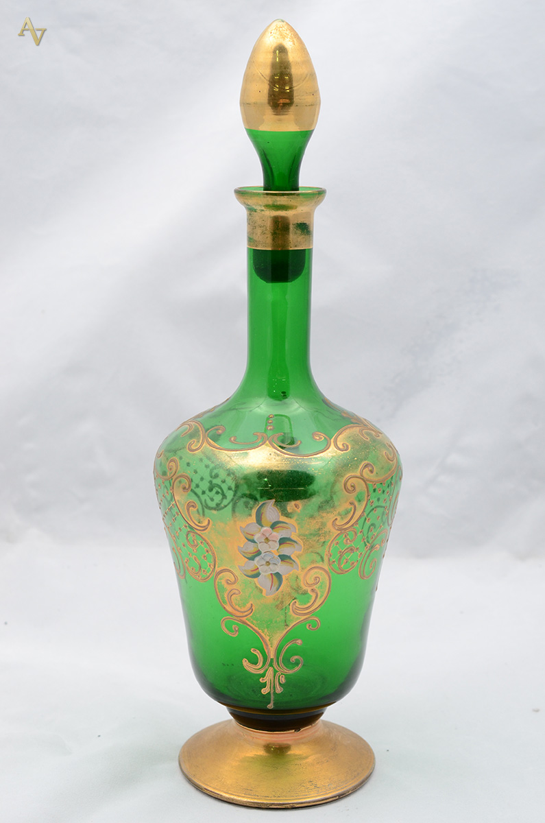Garrafa veneziana nas cores verde e dourado. Altura 36 cm.