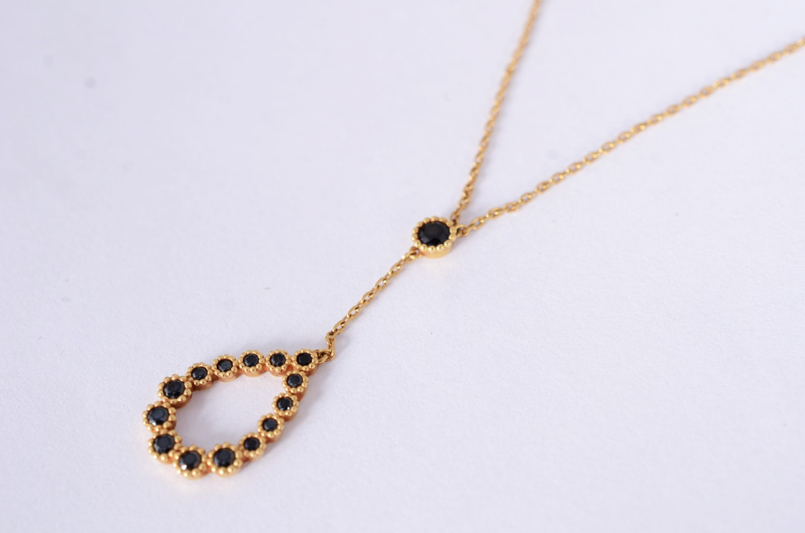 Colar de ouro amarelo 18 k., com pingente, safiras negras H gota... - foto 1 de 7