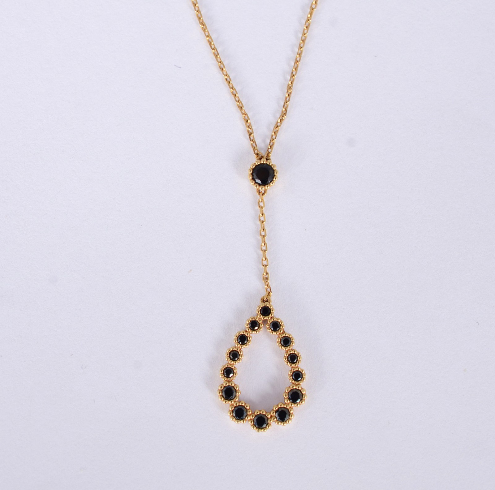 Colar de ouro amarelo 18 k., com pingente, safiras negras H gota... - foto 2 de 7