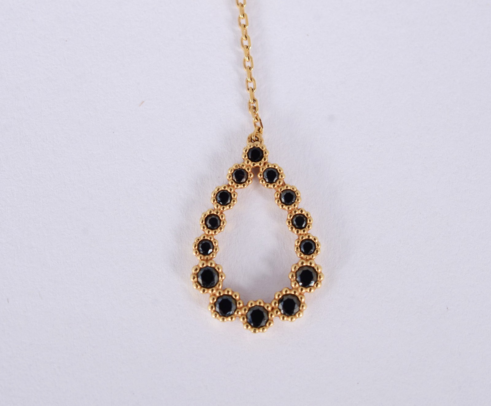 Colar de ouro amarelo 18 k., com pingente, safiras negras H gota... - foto 3 de 7