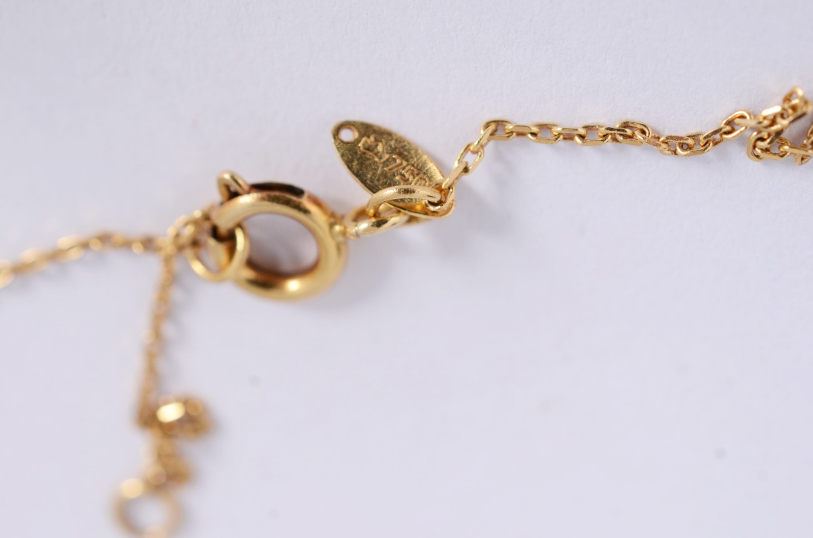 Colar de ouro amarelo 18 k., com pingente, safiras negras H gota... - foto 6 de 7