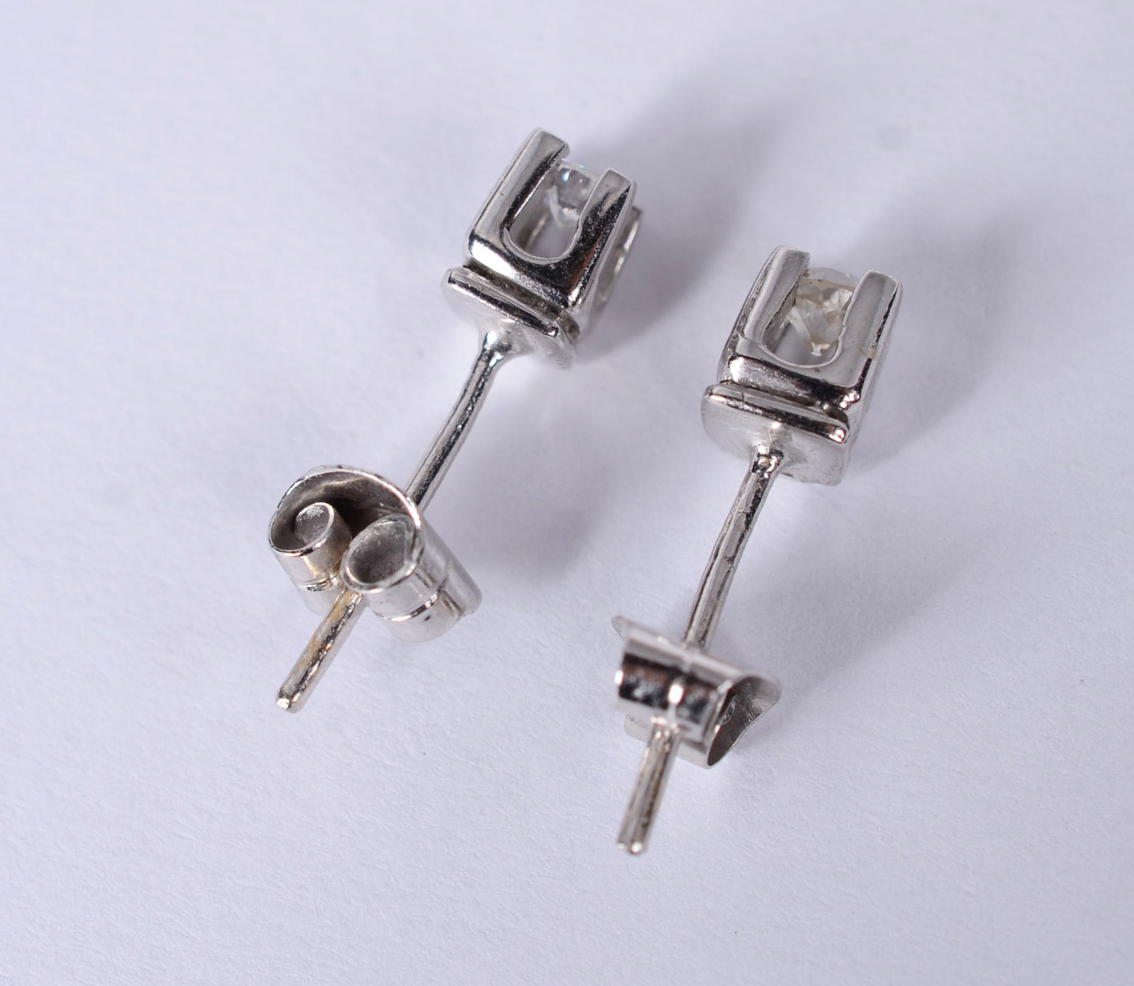 Par de brincos de ouro branco com 2 brilhantes de 0,20 ct cada, total... - foto 1 de 4