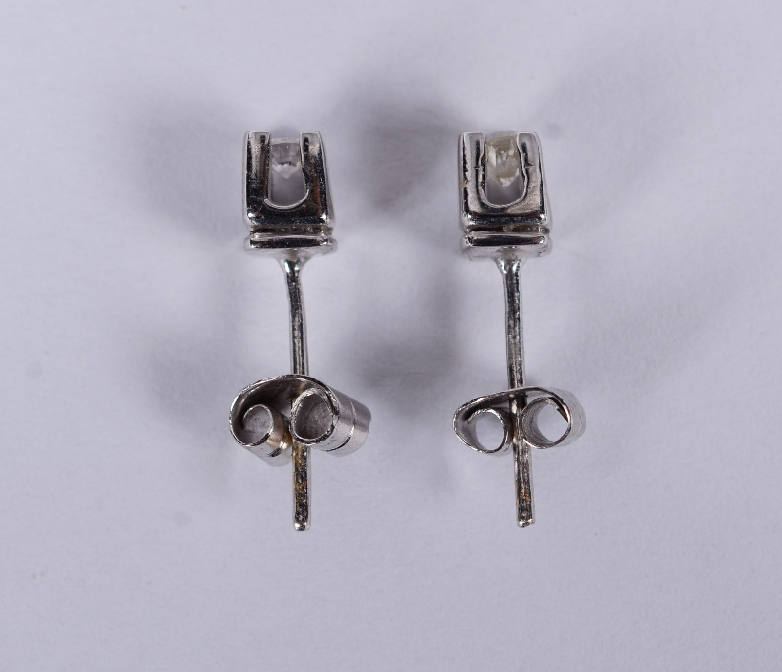 Par de brincos de ouro branco com 2 brilhantes de 0,20 ct cada, total... - foto 2 de 4