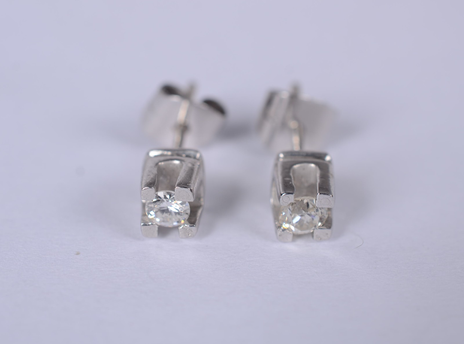 Par de brincos de ouro branco com 2 brilhantes de 0,20 ct cada, total... - foto 3 de 4