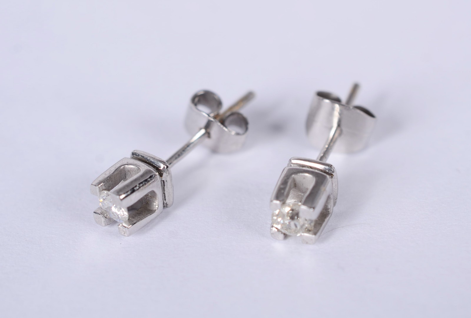 Par de brincos de ouro branco com 2 brilhantes de 0,20 ct cada, total... - foto 4 de 4