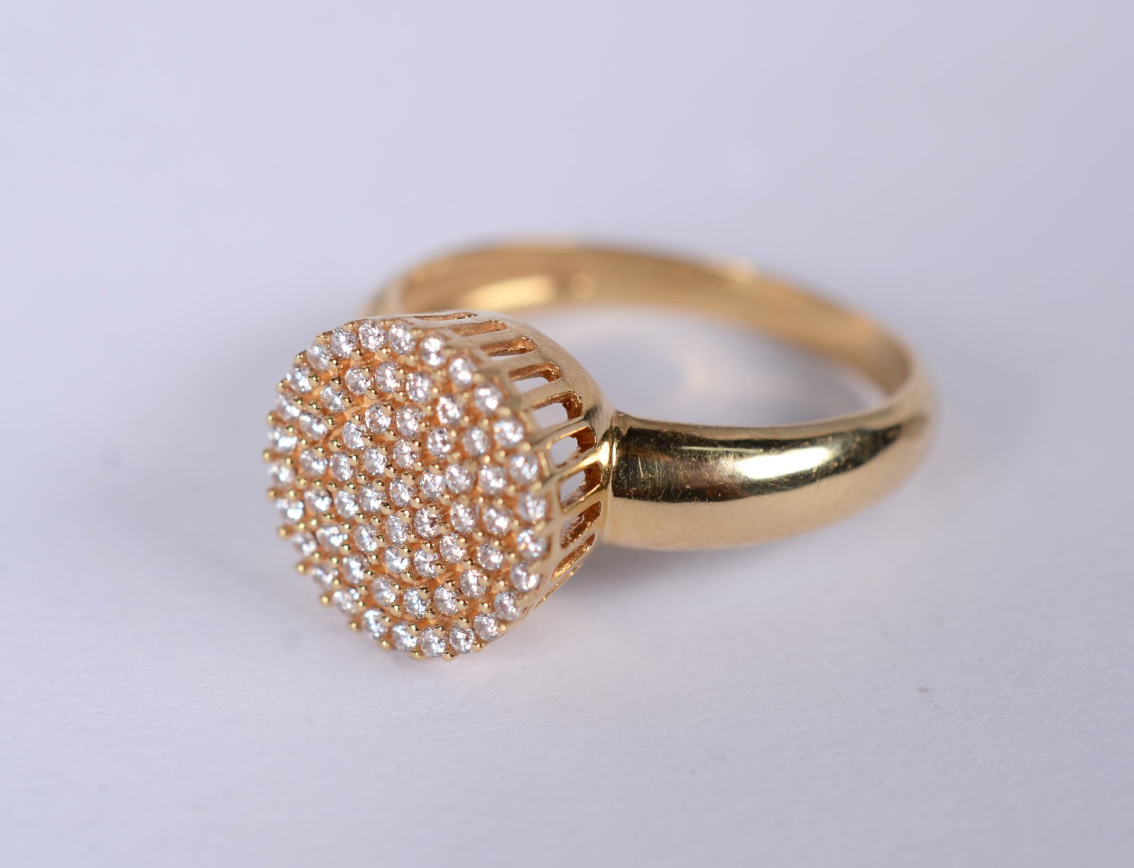 Anel feitio chuveiro de ouro 18 k., cravejado com safiras brancas... - foto 1 de 9