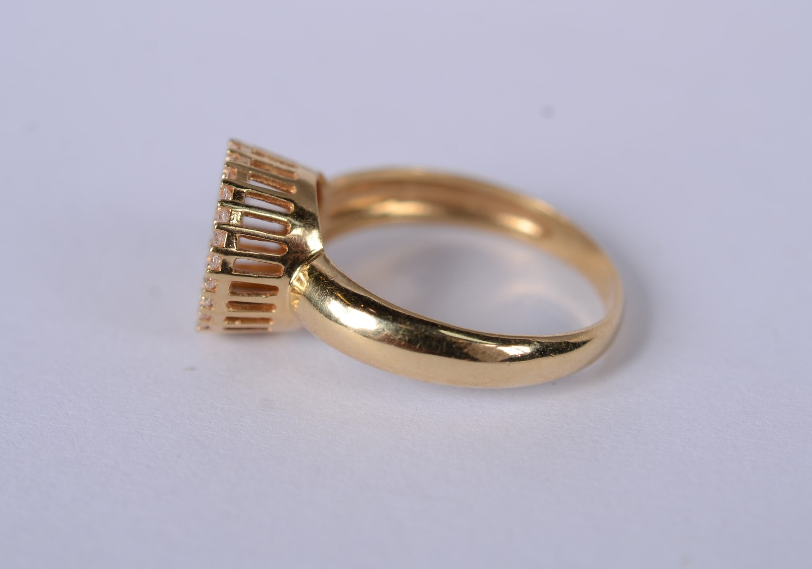 Anel feitio chuveiro de ouro 18 k., cravejado com safiras brancas... - foto 3 de 9