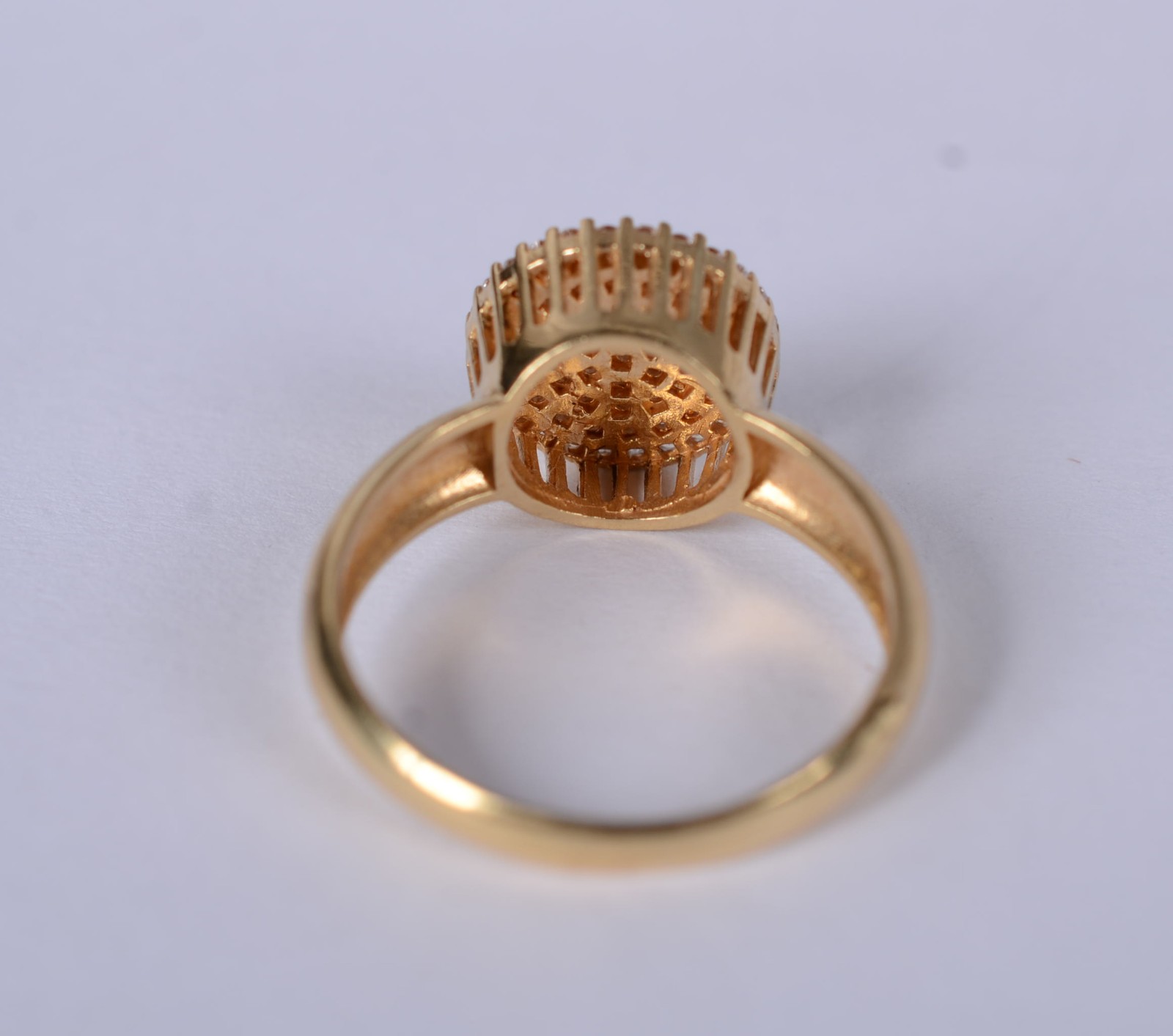 Anel feitio chuveiro de ouro 18 k., cravejado com safiras brancas... - foto 4 de 9