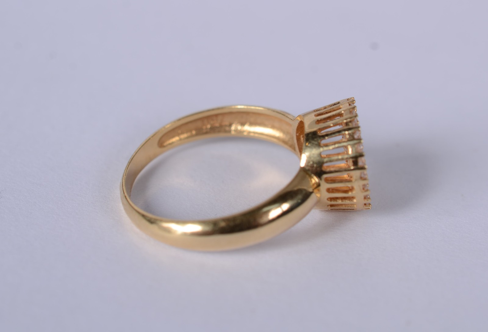 Anel feitio chuveiro de ouro 18 k., cravejado com safiras brancas... - foto 5 de 9