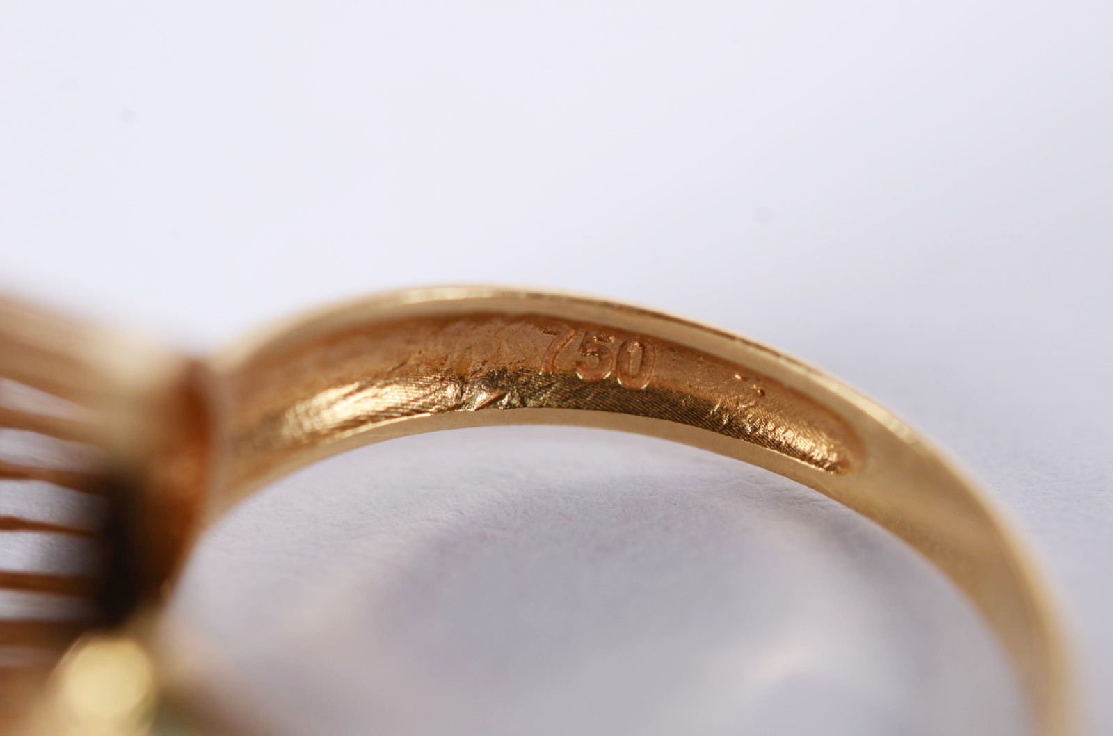 Anel feitio chuveiro de ouro 18 k., cravejado com safiras brancas... - foto 6 de 9