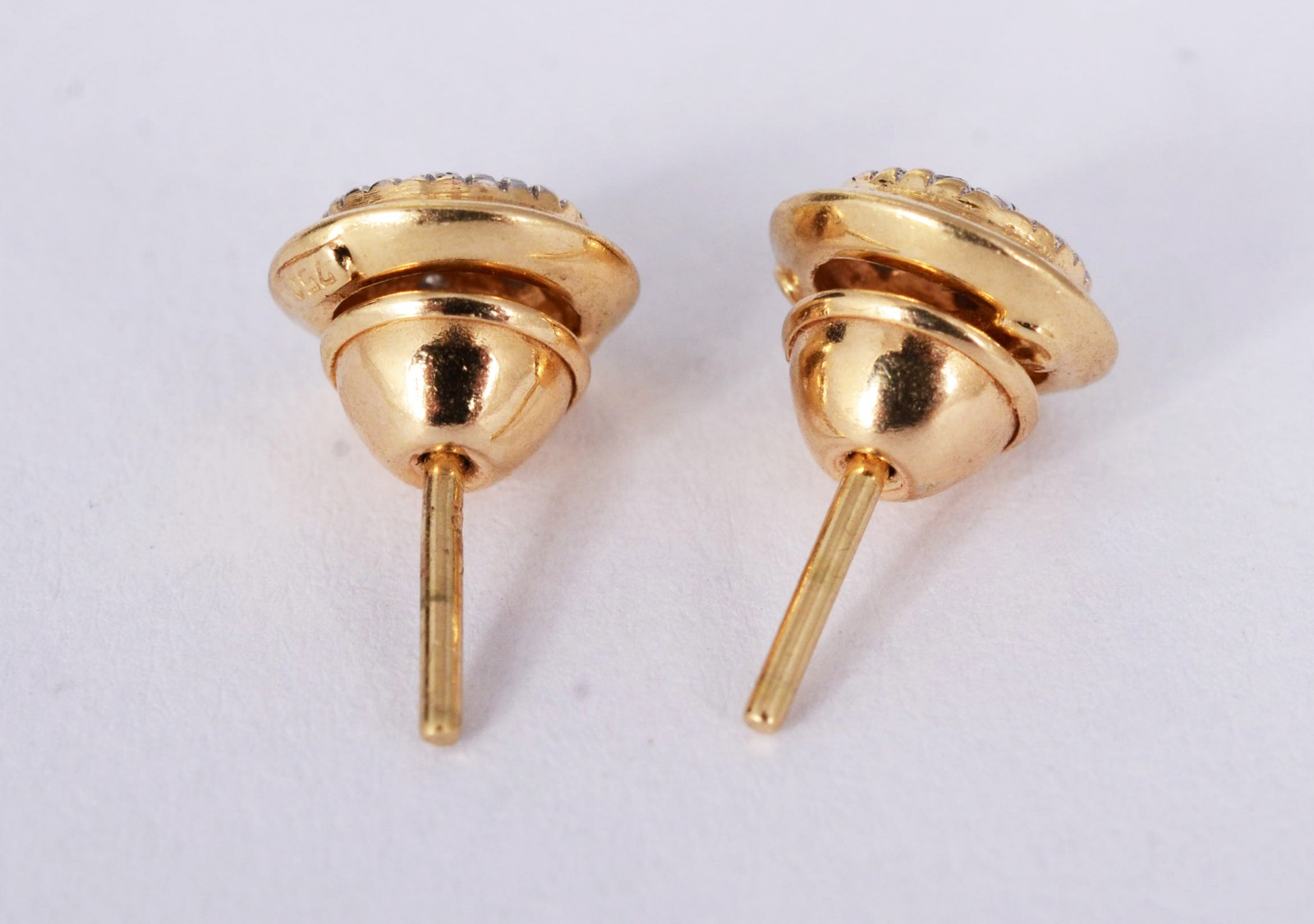 Par de brincos de ouro 18 k., feitio botão cravejado com mini... - foto 6 de 6