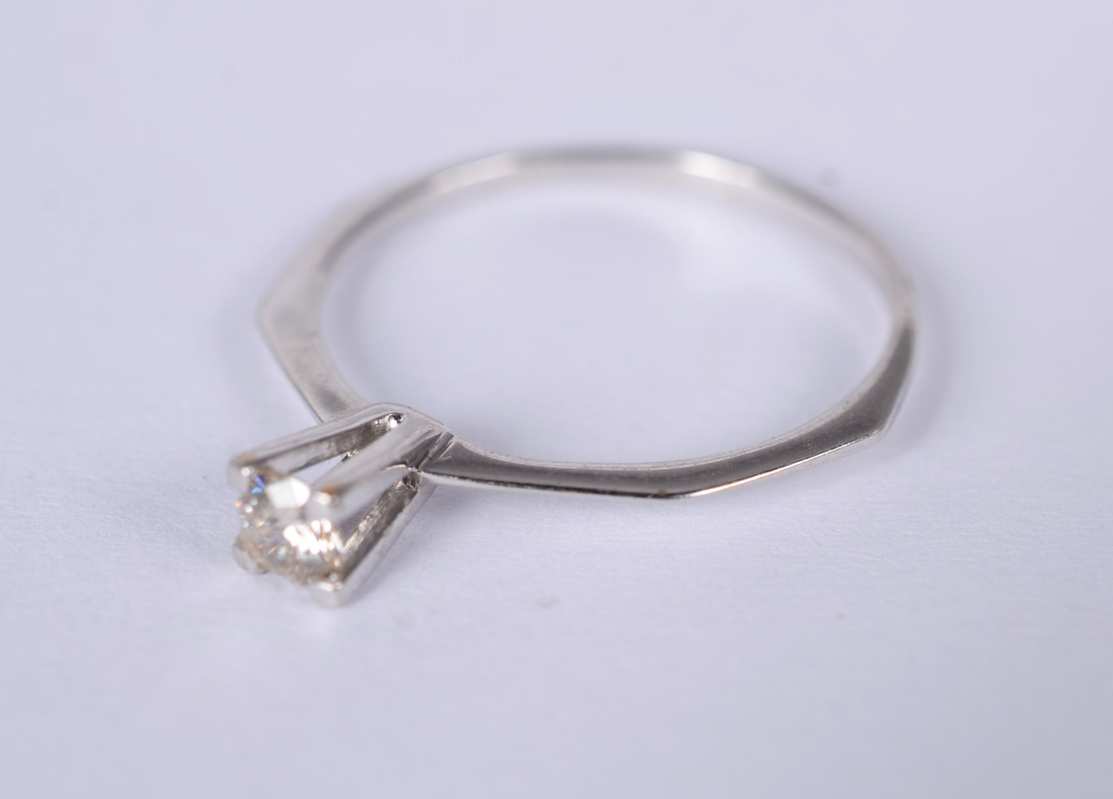 Solitário de ouro branco com um brilhante de 0,20 ct, aro 17. (Por... - foto 1 de 9