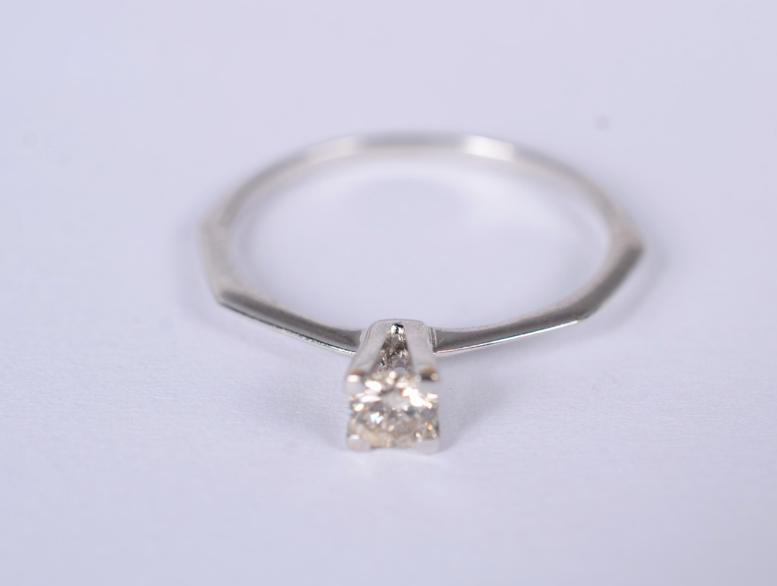Solitário de ouro branco com um brilhante de 0,20 ct, aro 17. (Por... - foto 3 de 9