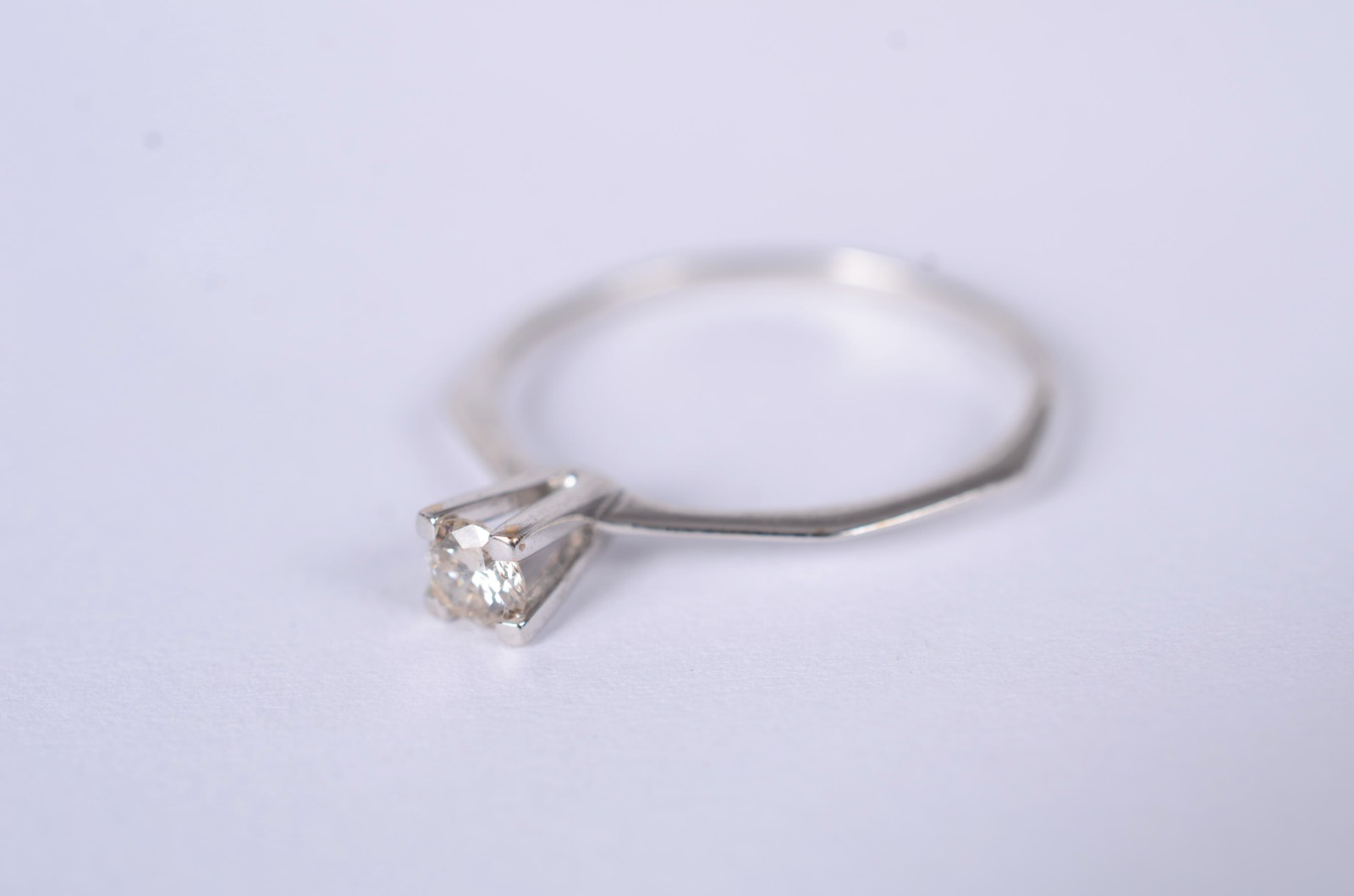 Solitário de ouro branco com um brilhante de 0,20 ct, aro 17. (Por... - foto 4 de 9