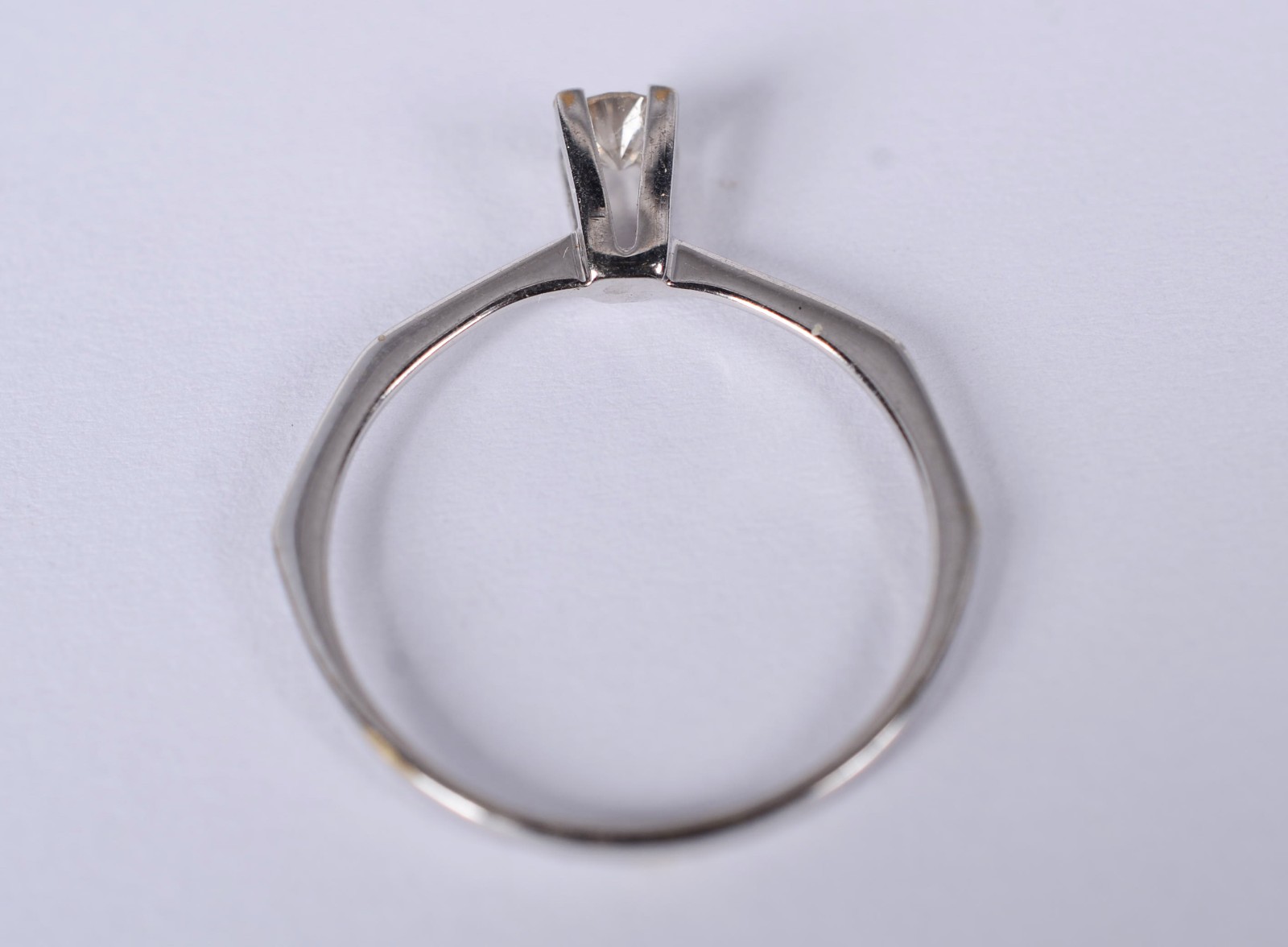Solitário de ouro branco com um brilhante de 0,20 ct, aro 17. (Por... - foto 5 de 9