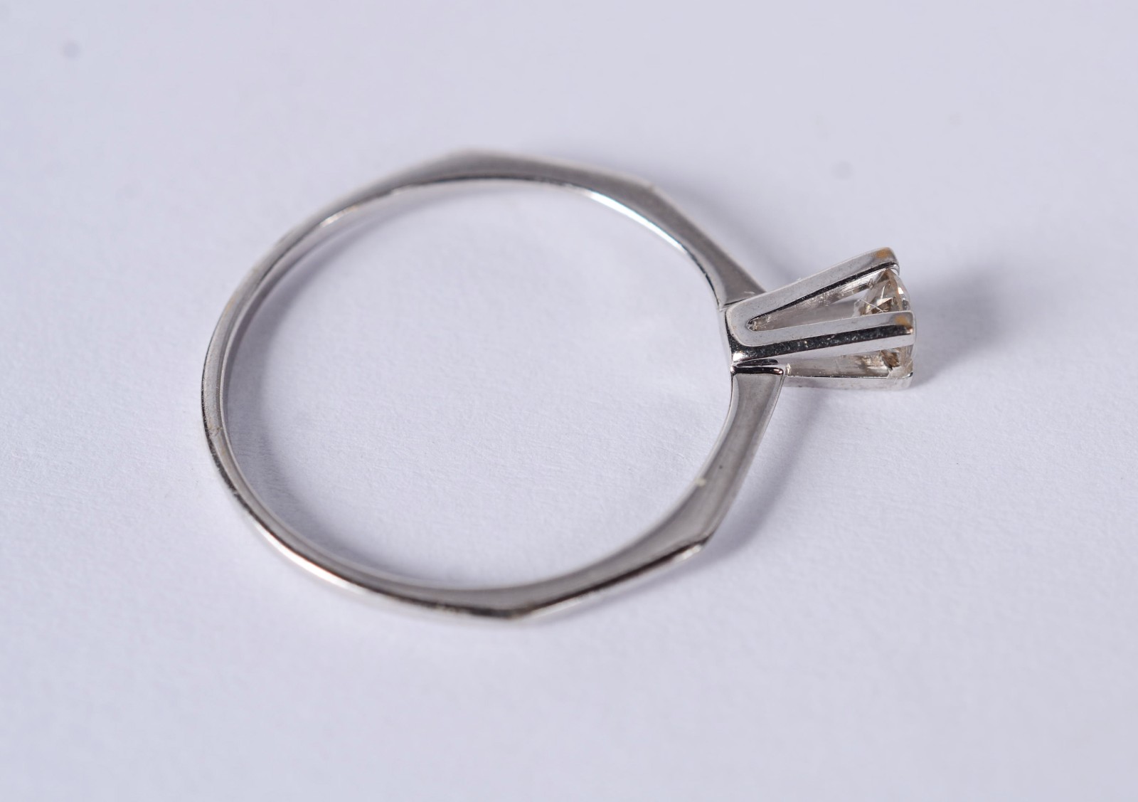 Solitário de ouro branco com um brilhante de 0,20 ct, aro 17. (Por... - foto 6 de 9