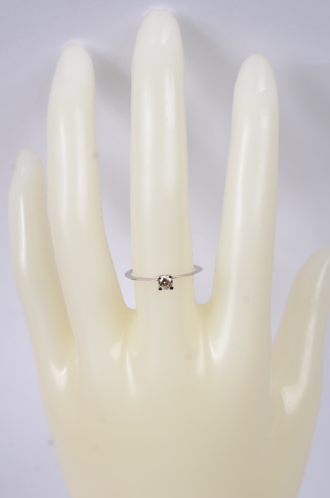 Solitário de ouro branco com um brilhante de 0,20 ct, aro 17. (Por... - foto 7 de 9