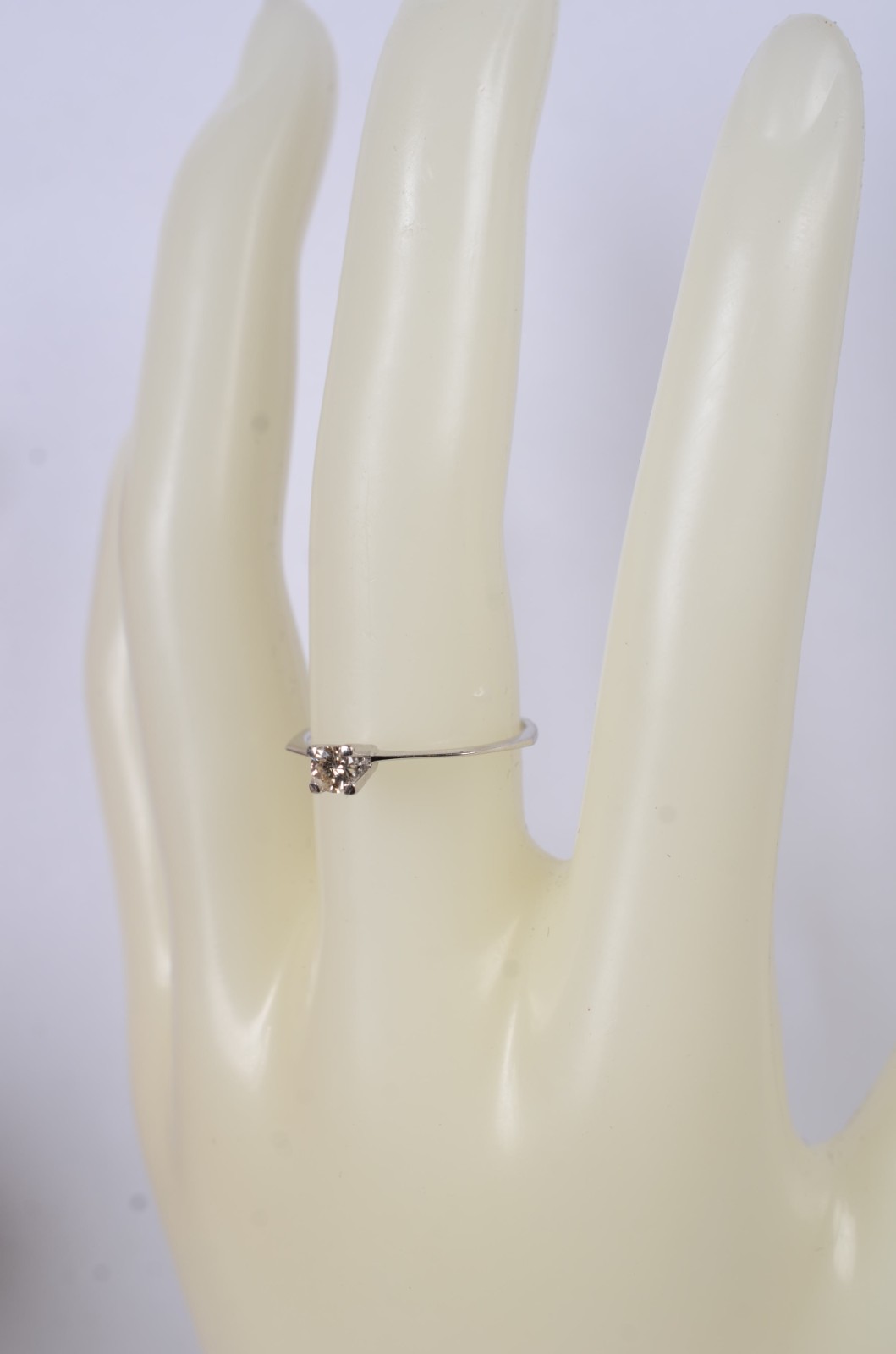 Solitário de ouro branco com um brilhante de 0,20 ct, aro 17. (Por... - foto 8 de 9