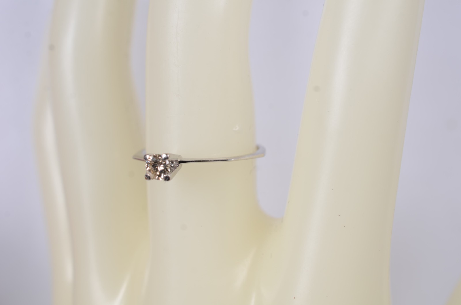 Solitário de ouro branco com um brilhante de 0,20 ct, aro 17. (Por... - foto 9 de 9