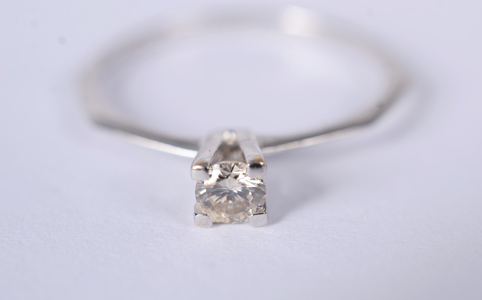 Solitário de ouro branco com um brilhante de 0,20 ct, aro 17. (Por... - foto 2 de 9