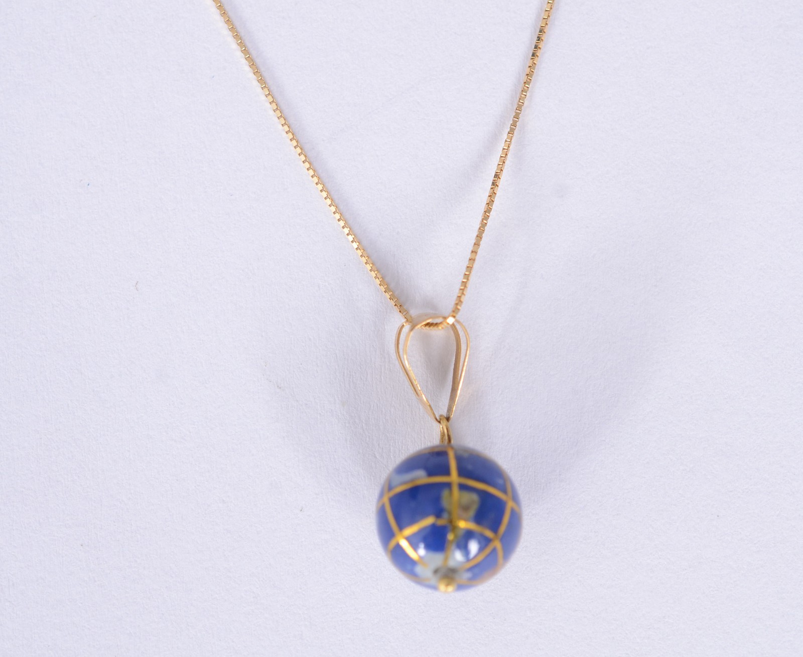Colar de ouro 18 k., contraste 750 com pendente feitio Globo. (Por... - foto 1 de 6
