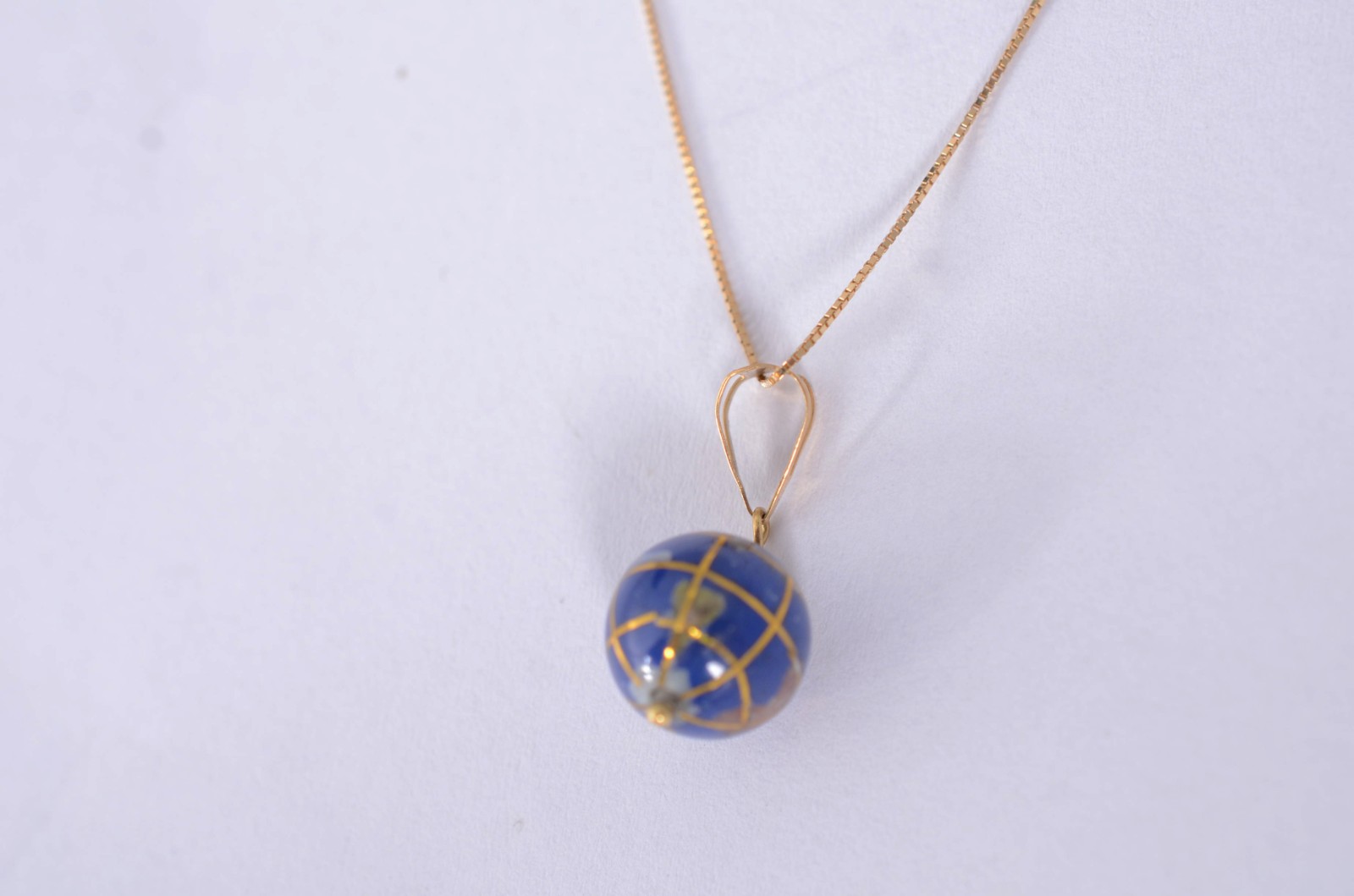 Colar de ouro 18 k., contraste 750 com pendente feitio Globo. (Por... - foto 2 de 6