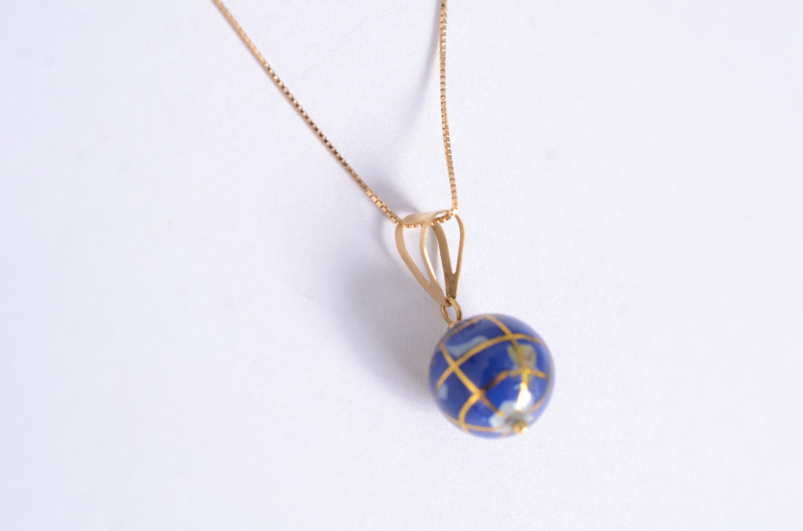 Colar de ouro 18 k., contraste 750 com pendente feitio Globo. (Por... - foto 3 de 6