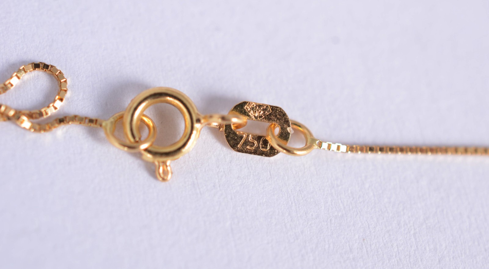 Colar de ouro 18 k., contraste 750 com pendente feitio Globo. (Por... - foto 6 de 6