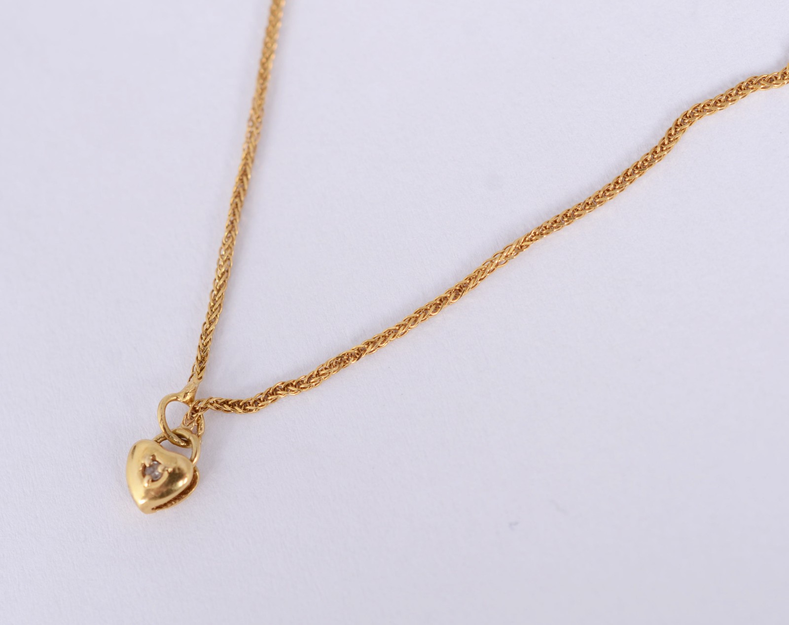 Colar de ouro 18 k., contraste 750 com pendente feitio coração. (Por... - foto 1 de 6