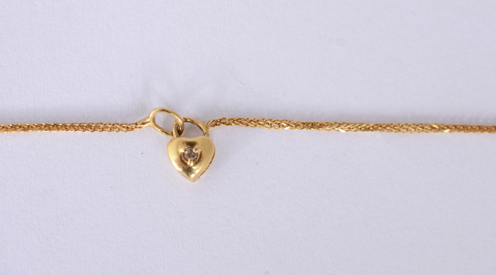 Colar de ouro 18 k., contraste 750 com pendente feitio coração. (Por... - foto 3 de 6